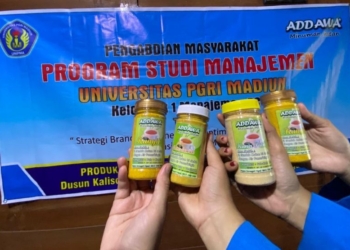 Mahasiswa Universitas PGRI Madiun Ajak Kelompok Produsen Jamu di Ngawi Manfaatkan Media Sosial untuk Tingkatkan Penjualan