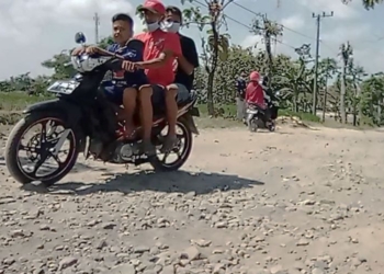 Rusak Parah Selama 20 Tahun, Jalan Desa Sidorejo Akhirnya Dicor dari Iuran Warga