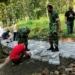 Bersama Masyarakat dan LMDH, TNI Kerja Bakti Bangun Pavingisasi Jalan Desa Pengkol