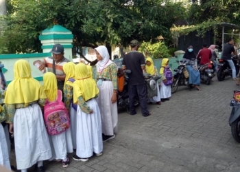Sekolah Tatap Muka Kembali Dibuka, Penjual Jajanan Ramai Pembeli