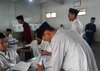 Santri Lirboyo Kediri antusias berikan hak suara
