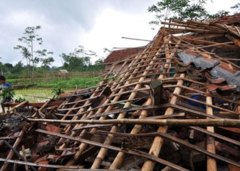 Puluhan Rumah Rusak Diterjang Angin Kencang di Karanganyar Jateng