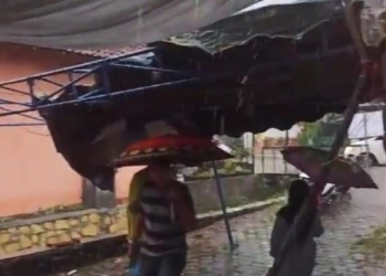 Hujan disertai angin akibatkan tiga TPS di Kediri ambruk