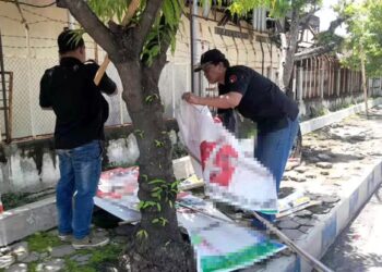 Peserta Pemilu yang Memasang APK, Bawaslu dan Tim Gabungan yang Membongkar Atribut Kampanye di Masa Tenang
