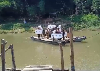 Petugas seberangi sungai distribusikan logistik ke TPS terisolasi