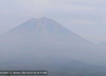 Semeru erupsi semburkan abu vulkanik setinggi 400 meter