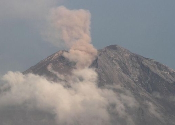 Gunung Semeru Luncurkan Abu Setinggi 800 Meter ke Arah Tenggara