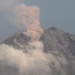 Gunung Semeru Luncurkan Abu Setinggi 800 Meter ke Arah Tenggara