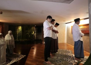 Jelang Pencoblosan, Anies Salat Subuh Berjamaah Bareng Keluarga