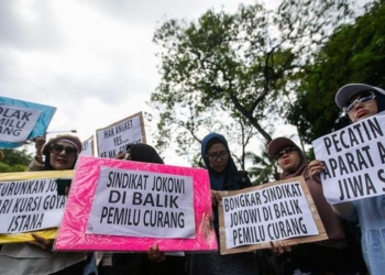 Emak-emak Berdaster Geruduk KPU, Protes Dugaan Pemilu Curang
