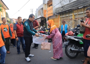 Pj Wali Kota Probolinggo bagikan tas belanja dari bekas APK di pasar