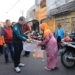 Pj Wali Kota Probolinggo bagikan tas belanja dari bekas APK di pasar