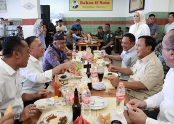 Prabowo dan Dudung Makan Siang Bareng di Warung Bakso Cimahi