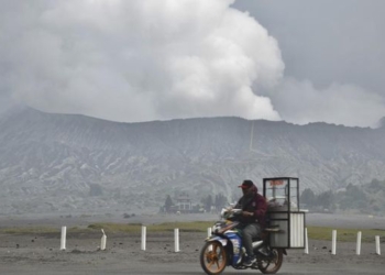 Gunung Semeru Erupsi Lagi, Semburkan Abu Vulkanik Setinggi 600 meter