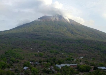 Gunung Ili Lewotolok NTT Erupsi-Lontarkan Abu Vulkanik Setinggi 1 Km
