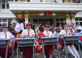 Kecewa Pemilu 2024, Massa Gelar Aksi Belajar Matematika di Depan KPU