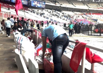 Momen Pendukung Prabowo-Gibran Bersihkan GBK usai Kampanye