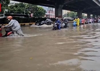 Banjir di Cempaka Putih, Motor Mogok hingga Macet Parah