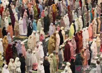 Belasan ribu jamaah tarawih pertama di Masjid Al Akbar