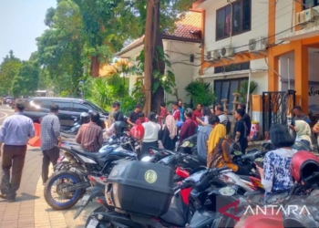 Gempa terasa di Surabaya, pegawai pemkot berhamburan keluar gedung
