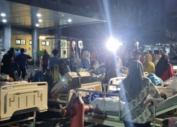 Pasien RS Unair Surabaya dievakuasi ke luar gedung pascagempa