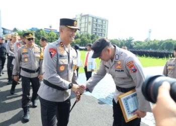 Kapolda Jatim beri penghargaan 35 personel dan ASN berprestasi