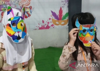 Kreasi topeng anak-anak SLB Bangun Bangsa Surabaya