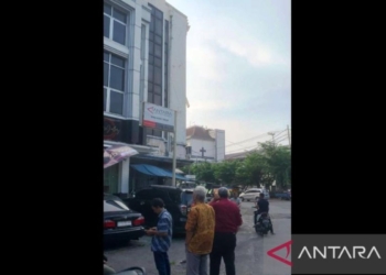 Gempa susulan lebih kencang, karyawan perkantoran di Surabaya semburat keluar