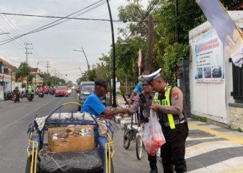 Borong jualan UMKM, Satlantas Polres Bojonegoro kemudian bagikan untuk takjil