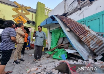 Lima bangunan di Surabaya roboh terdampak gempa