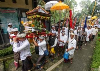 Upacara Melasti di Petirtaan Jolotundo