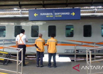 KA Pandalungan berangkat dari Jember dengan rangkaian kereta darurat