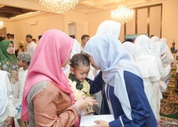 Khofifah dan jurnalis santuni anak yatim