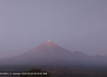 Gunung Semeru erupsi lontarkan abu vulkanik setinggi 500 meter