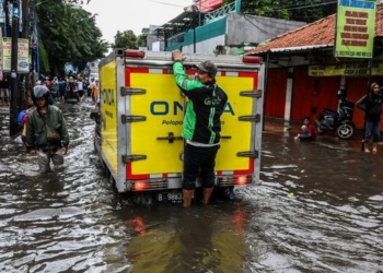 Tanggul Hek Kramat Jati Jebol Picu Banjir di Jalan Raya Bogor