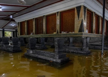 Makam Sunan Kalijaga di Demak Kebanjiran, Warga Tetap Datang Ziarah