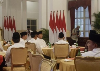 Jokowi Buka Puasa Bareng Menteri, Duduk Semeja dengan Prabowo