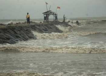 Gelombang Tinggi Terjang Pantai Selatan Cianjur, Puluhan Perahu Rusak