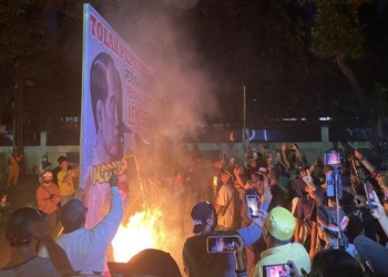 Demo di Depan KPU, Massa Bakar Spanduk Jokowi-Anwar Usman