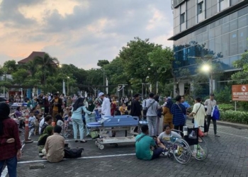 Antisipasi Gempa Susulan, Pasien RS Unair Dirawat di Tenda Darurat