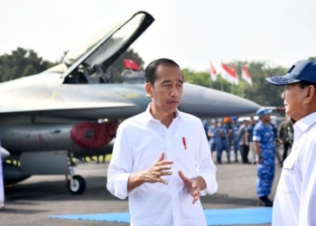 Jokowi Bersama Prabowo Cek Pesawat Tempur Buatan Korea di Magetan