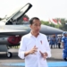 Jokowi Bersama Prabowo Cek Pesawat Tempur Buatan Korea di Magetan