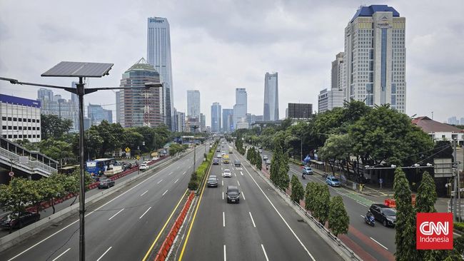 Lengang Jalan Jakarta di Hari Pertama Ramadan