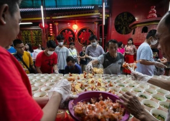 Geliat Takjil Gratis dari ‘Nonis’ di Klenteng Tertua Jakarta