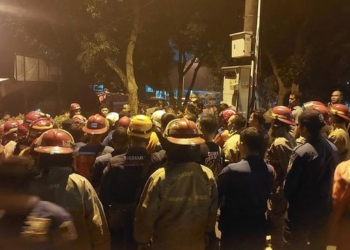 Damkar Mulai Diterjunkan ke Lokasi Kebakaran Gudang Amunisi Kodam Jaya
