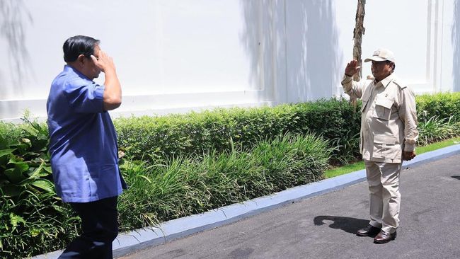 SBY Beri Lukisan ‘Standing Firm Like Rocks’ ke Prabowo