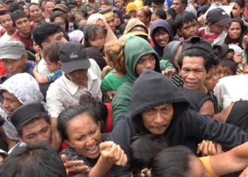 Ricuh Pembagian Zakat di Makassar, Warga Terjepit hingga Pingsan