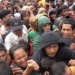 Ricuh Pembagian Zakat di Makassar, Warga Terjepit hingga Pingsan