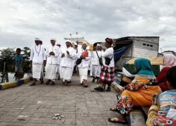 Ritual Melasti Umat Hindu Sambut Hari Raya Nyepi