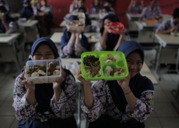Prabowo Cerita Uji Coba Makan Gratis untuk Anak: Lauknya Dibawa Pulang